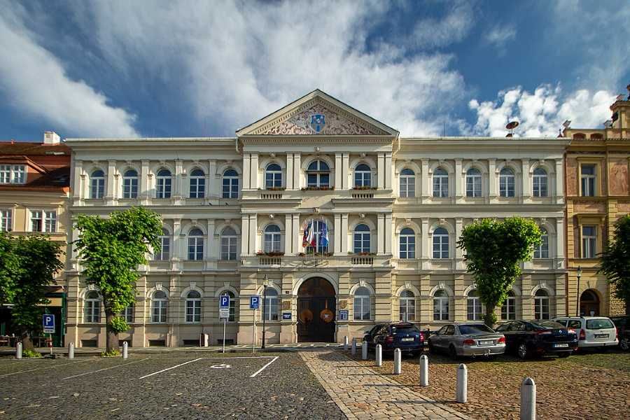 Roudnice bojuje s dopravním chaosem: Zavádí placené parkování a odtahy vozidel