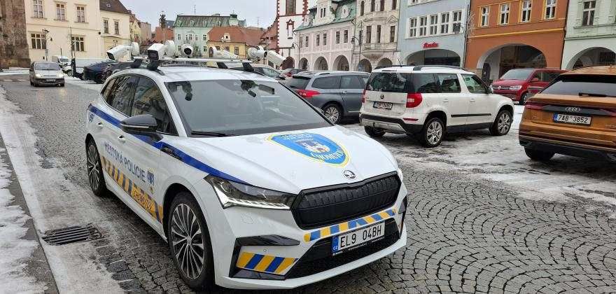 Chomutovské auto s kamerami opět testuje parkování, nově rozpozná trvající přestupky