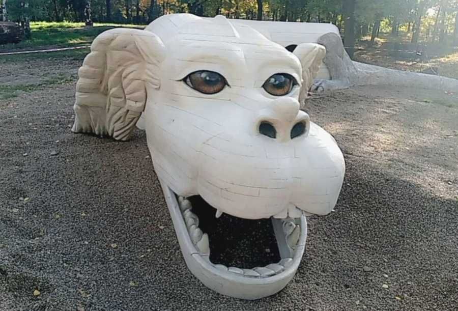 Falco z Nekonečného příběhu přistál v Bílině a stal se prolézačkou pro děti