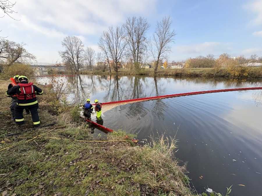Hasiči v Litoměřicích trénovali zásah při úniku ropných látek do řek