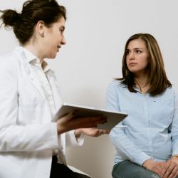 Rejuvenace pochvy po porodu. Kdy a proč ji zvážit a co můžete od procedury čekat?