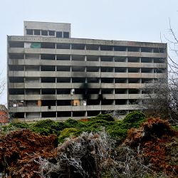 Degradace a narušená statika: Hotel Máj čelí nařízené demolici