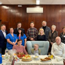 Stoletá oslava: Marta Slavíková z Domova důchodců Libochovice přijímá osobní gratulace hejtmana