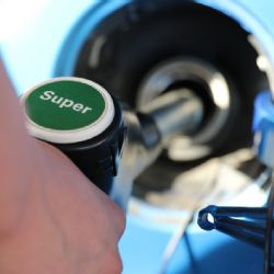 Ceny pohonných hmot v Česku jsou nejníže od září 2021