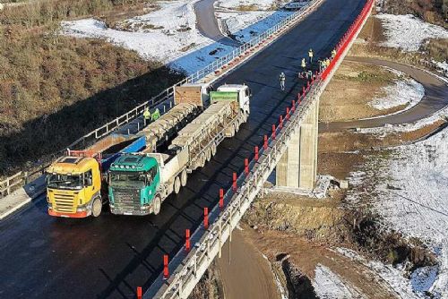 obrázek:Nový most v Žiželicích úspěšně prošel testem na 208 tun, obchvat se otevře 15. prosince