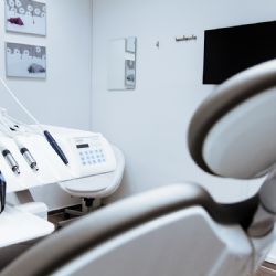 Zubař z Mostu podváděl pojišťovny, škoda 2,3 milionu