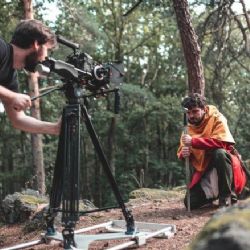 Leoš Kastner chce natočit film o lidovém hrdinovi, který má svůj předobraz v pověstném Robinu Hoodovi a ve slezském zbojníku Ondrášovi