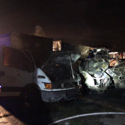 Požár poškodil tři zaparkované dodávky