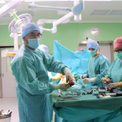 V novém pavilonu operačních sálů teplické nemocnice Krajské zdravotní první zákrok provedli ortopedi