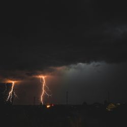 Bouřka odřízla desetitisíce domácností od elektřiny