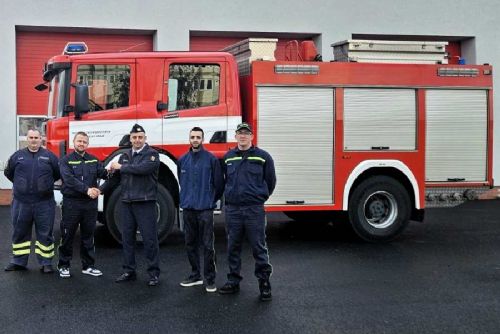obrázek:Dobrovolní hasiči Lomu převzali novou cisternu