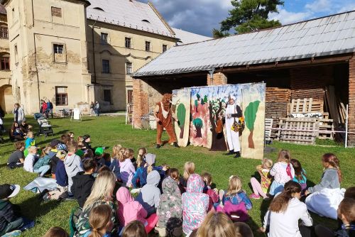 obrázek:Dožínky v Oseku u Duchcova: Mše, štrůdl a sousedské posezení