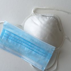 Od čtvrtka budou v obchodech, provozovnách služeb, ambulantních zdravotnických zařízeních nebo veřejné dopravě povinné respirátory FFP2