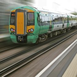 Slevy ve veřejné dopravě budou 50 procent, výdaje státu na kompenzace se sníží až o třetinu