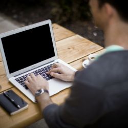 Téměř 4 000 žádostí přišlo od soboty znovuspuštěným informačním systémem