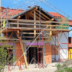 Vláda mimořádně schválila 1,4 mld. korun pro lidi zasažené tornádem