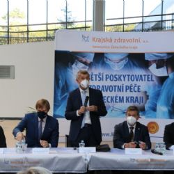 Premiér Babiš a ministr Vojtěch navštívili nemocnice Krajské zdravotní v Ústí nad Labem a Chomutově, ve druhé zahájili výstavbu nového pavilonu