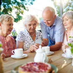 Stárnoucí Česko: Roste počet seniorů na sto dětí