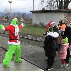 Sváteční Oparenský expres: čaj, svařák, dárky a Grinch
