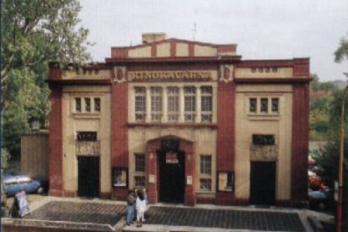 obrázek:Varnsdorf bourá část bývalé kinokavárny ve špatném stavu