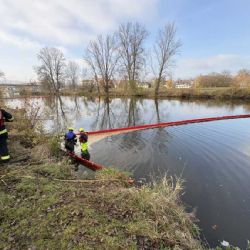 Hasiči v Litoměřicích trénovali zásah při úniku ropných látek do řek