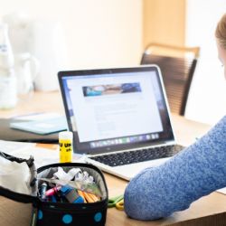 PF POMÁHÁ I V ROCE 2021 – DOUČUJE MÍSTNÍ I CIZINCE