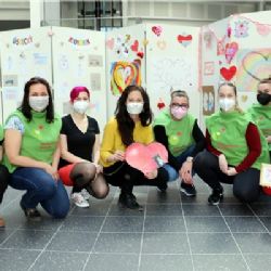 Zaměstnanci Krajské zdravotní děkují za krásná srdíčka a další dary, které zdobí atrium ústecké nemocnice