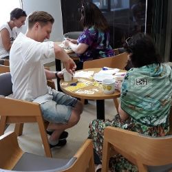 Zahraniční novináři poznali krásu Ústeckého kraje. Navštívili porcelánku a projeli se po Labské cyklostezce