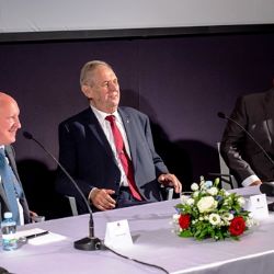 Zeman debatoval s lidmi v Bečově a Lišanech, kde dostal 81 resp. 94 procent hlasů